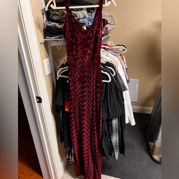 Velvet red maxi dress with high slit, worn once for a wedding - Picture 3 of 4